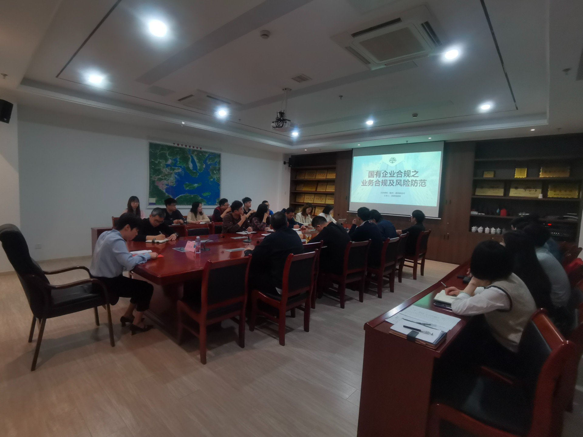 合規(guī)講堂第一課——市交投物流集團(tuán)開展國企業(yè)務(wù)合規(guī)及風(fēng)險(xiǎn)防范培訓(xùn)，劉招蕊拍攝.jpg
