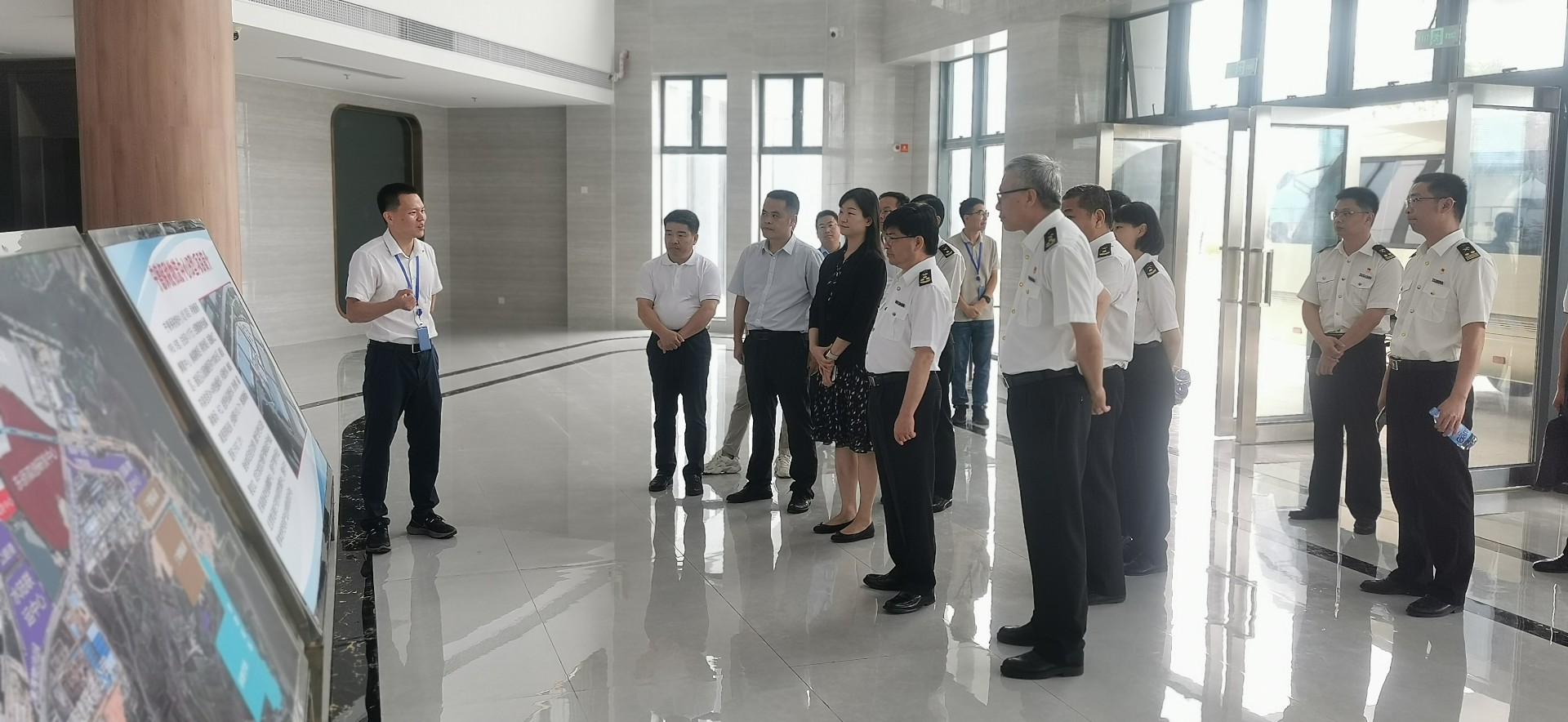 海關(guān)總署自貿(mào)司司長潘城一行蒞臨寧德國際物流中心項目調(diào)研，周桂芳拍攝1.jpg