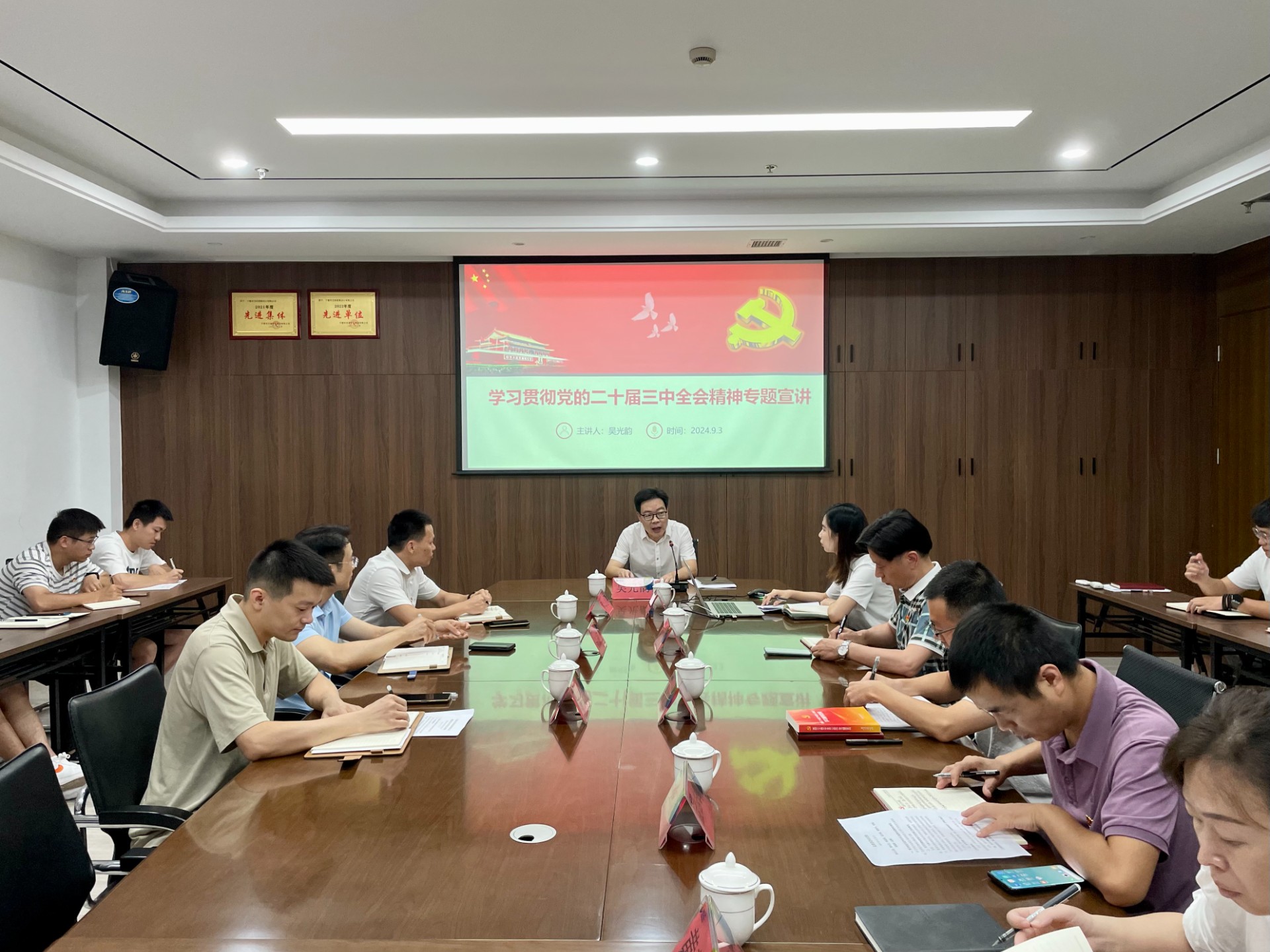 市交投集團(tuán)領(lǐng)導(dǎo)深入市交投物流集團(tuán)市交投勘察設(shè)計(jì)公司開展聯(lián)系點(diǎn)工作，葉嵐清拍攝1.jpg
